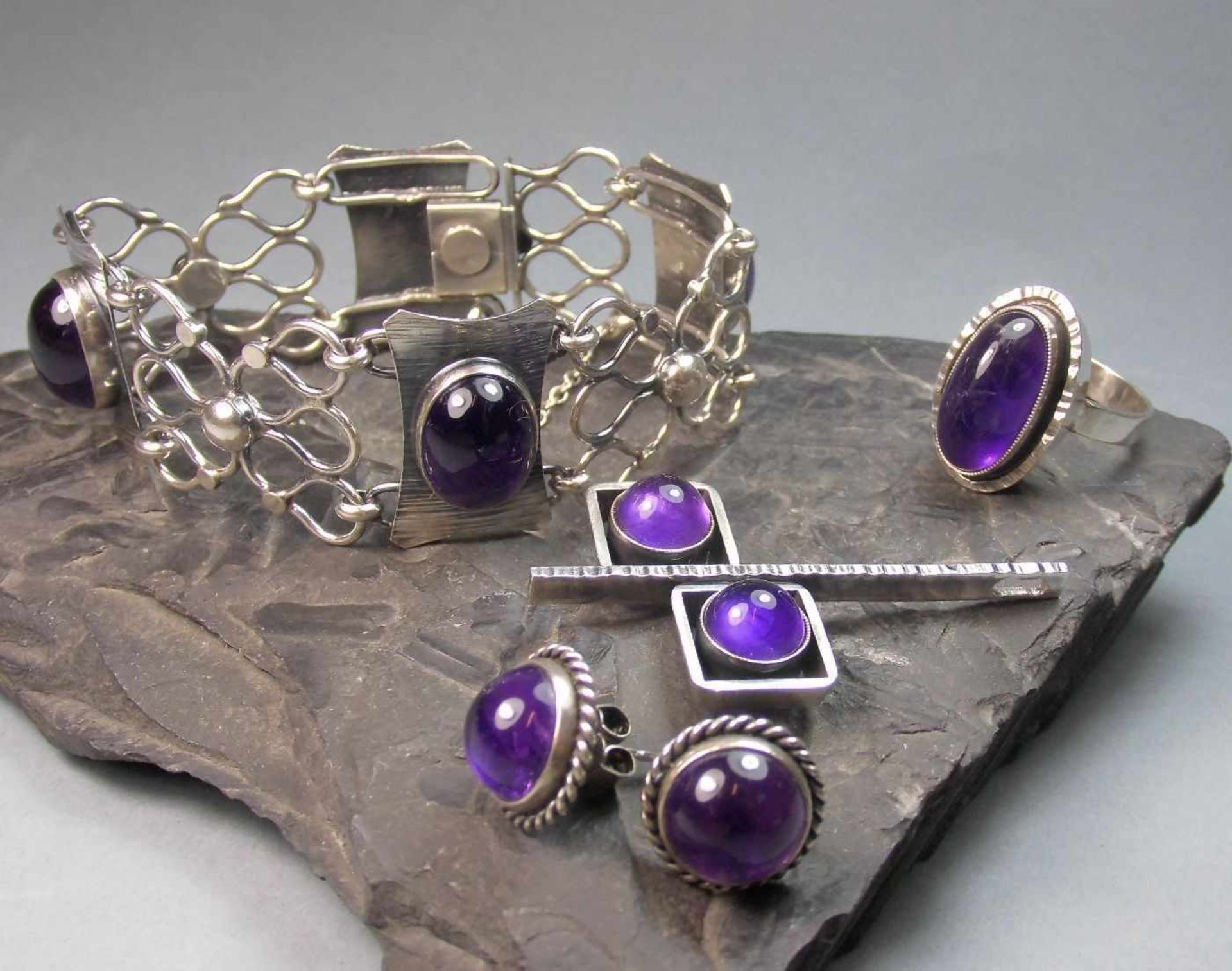 SCHMUCKSET, Silber (925 und 935 gestempelt, Rest säuregetestet), besetzt mit Amethysten im Cabochon- - Bild 2 aus 2