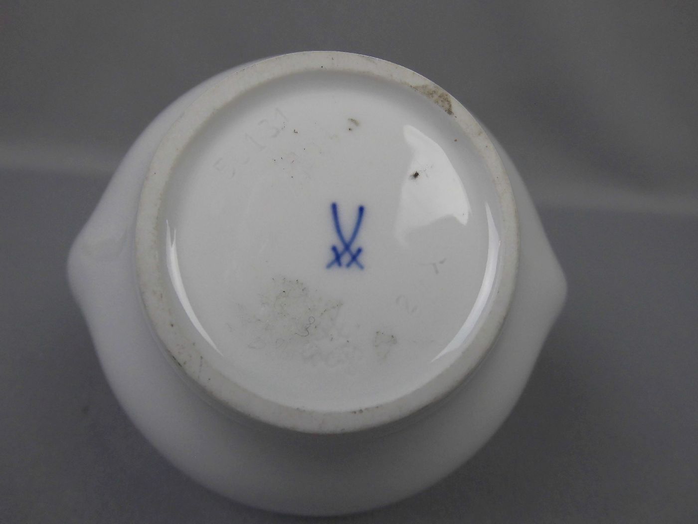 VASE, Weissporzellan, Manufaktur Meissen, unterglasurblau gemarkt, Marke seit 1934. Gebauchte Form - Image 4 of 4