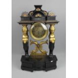 WIENER PORTALUHR / PENDULE, um 1840, ebonisiertes und goldfarben gefasstes Gehäuse. Verspringendes