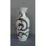 GROSSE VASE / DRACHENVASE / vase, Porzellan, China, Marke wohl "Chenghua Nian Zhi". Heller