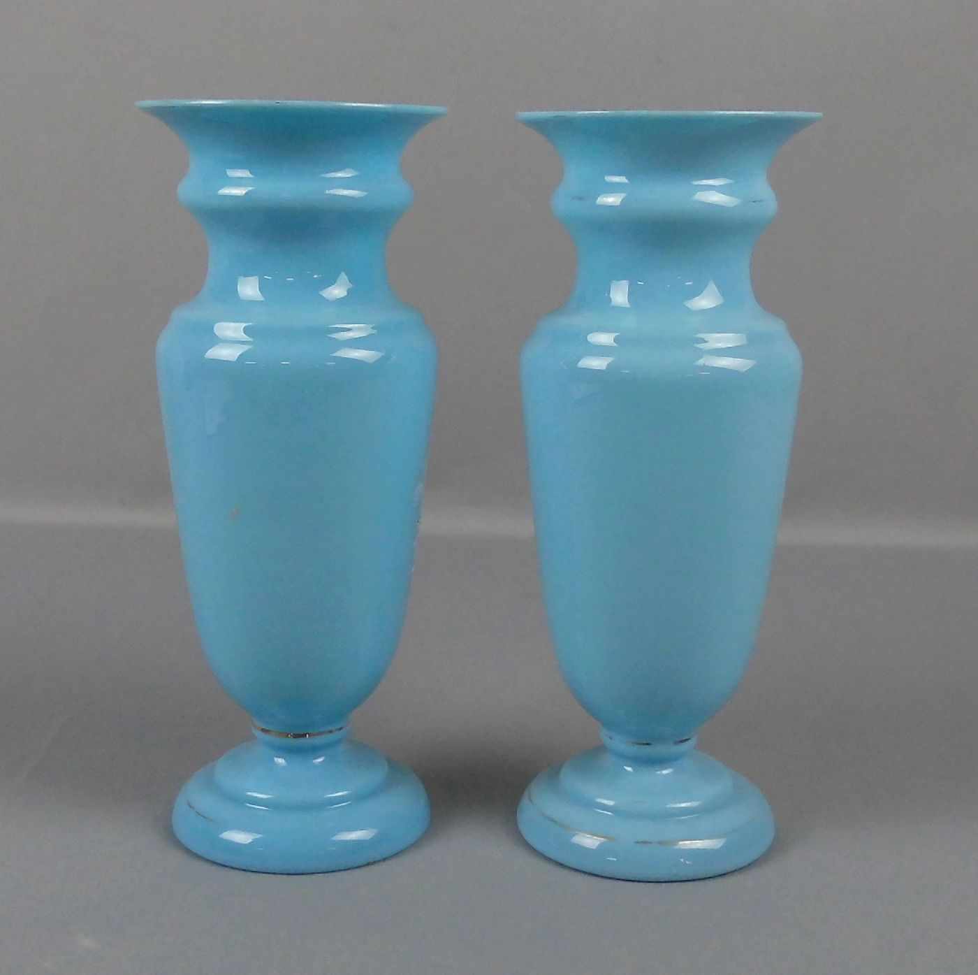 PAAR BIEDERMEIER - VASEN, hellblaues opakes Glas mit Kaltmalerei und Goldauflage. Balusterform mit - Image 4 of 4