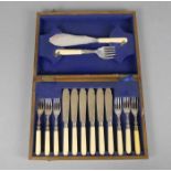 FISCHBESTECK UND VORLEGER IN SCHATULLE / fish cutlery and serving cutlery, plated, versilbertes