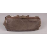 TASCHE / ARZTKOFFER / doctor's case, um 1900. Leder mit Metallmonturen. L. 47 cm (Alters- und