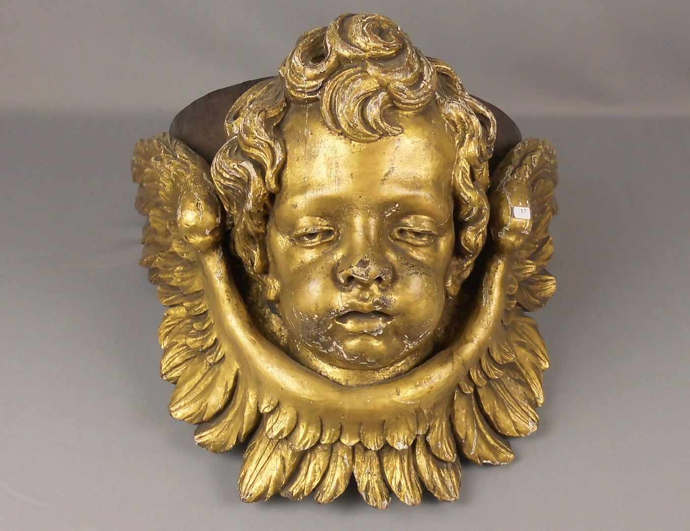 GEFLÜGELTER PUTTO, um 1700, Holz, geschnitzt und goldfarben gefasst über Kreidegrund.