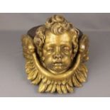 GEFLÜGELTER PUTTO, um 1700, Holz, geschnitzt und goldfarben gefasst über Kreidegrund.