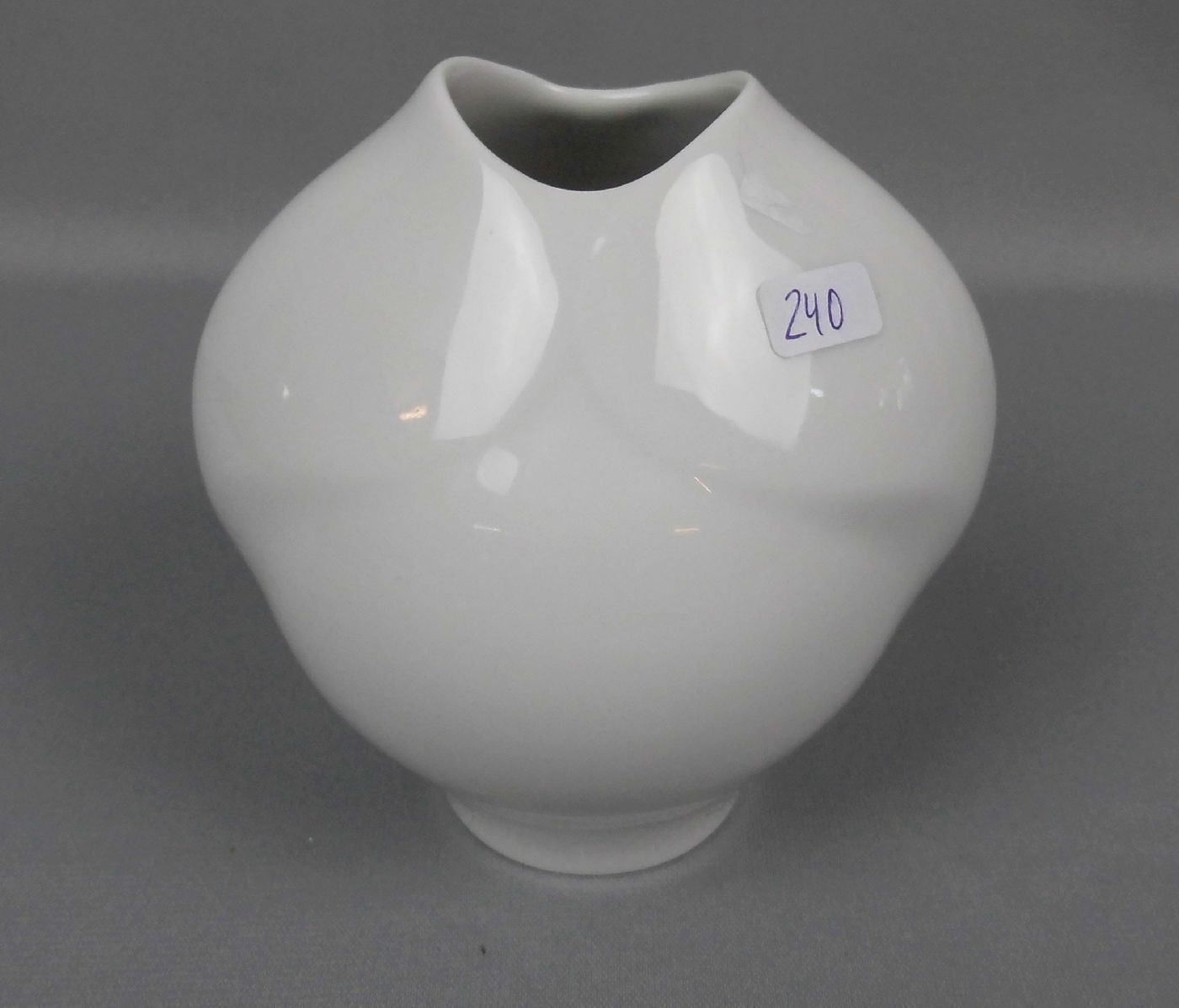 VASE, Weissporzellan, Manufaktur Meissen, unterglasurblau gemarkt, Marke seit 1934. Gebauchte Form