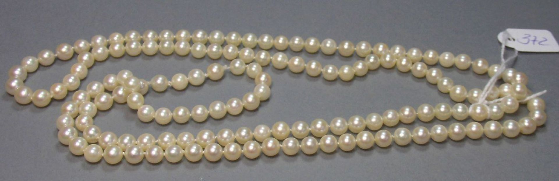 PERLENKETTE als Endloskette, Perlen-D. 6 mm, L. 98 cm; Strang von 5 cm als Verlängerung / Ersatz. - Bild 2 aus 2