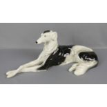 FIGUR: "Liegender Windhund" (Barsoi / Greyhound), Keramik, heller Scherben, Manufaktur