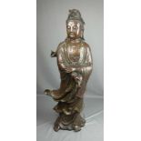 GUANYIN, Bronze, hellbraun patiniert und goldfarben akzentuiert; um 1900. Mit kontemplativ gesenktem