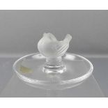 LALIQUE - RINGSCHALE "SPATZ"/ glass bowl "sparrow", Kristallglas, partiell satiniert, unter dem