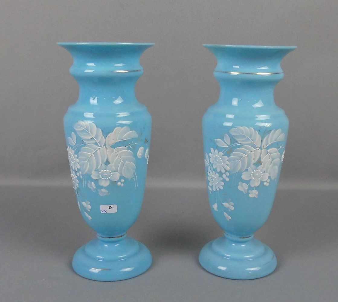 PAAR BIEDERMEIER - VASEN, hellblaues opakes Glas mit Kaltmalerei und Goldauflage. Balusterform mit