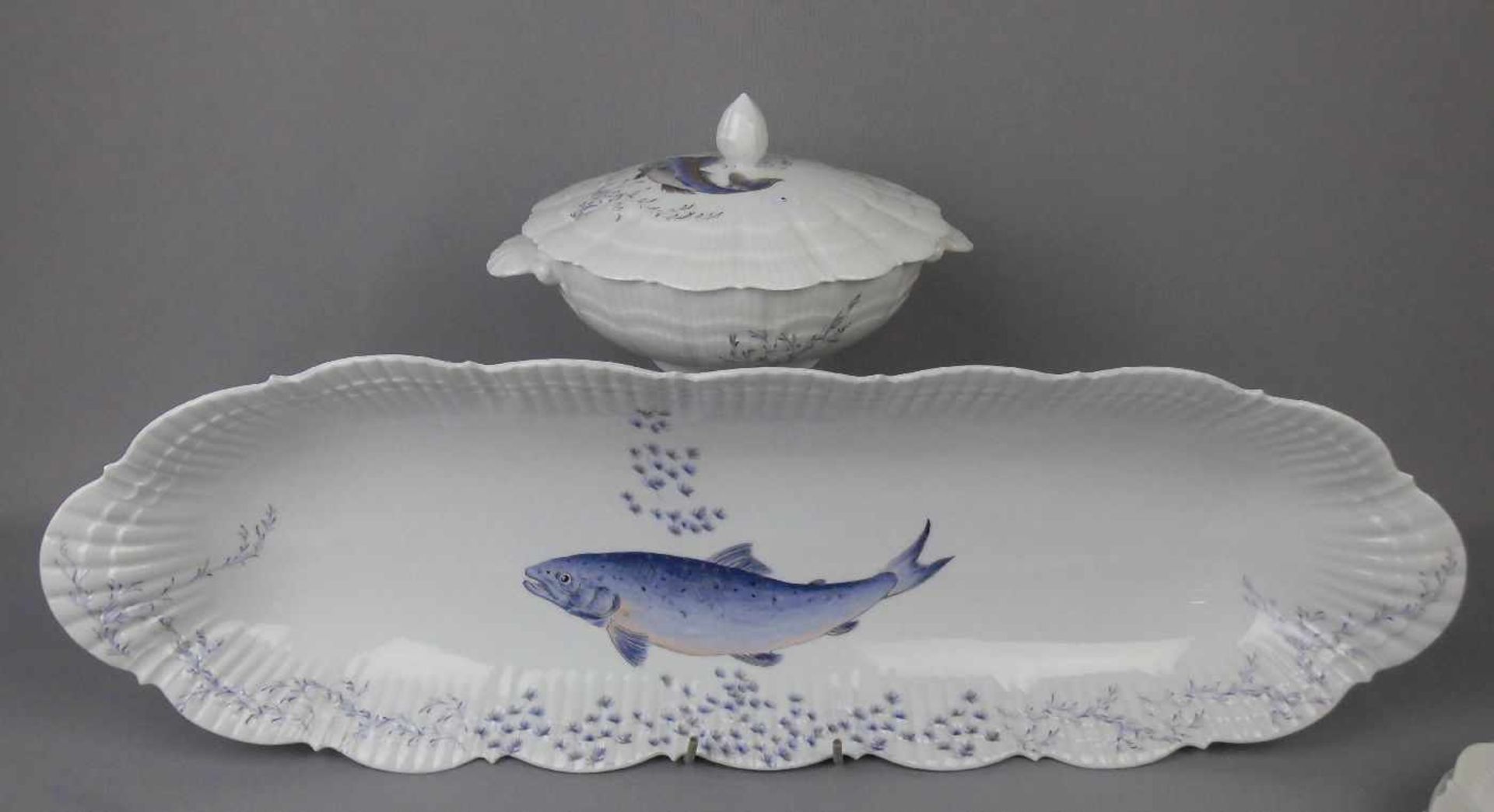 ERLESENES FISCH - SERVICE für 6 Personen / dinnerware for fish, Porzellan, Manufaktur A. Giraud & - Bild 2 aus 6