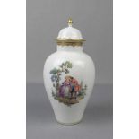 VASE / DECKELVASE, Porzellan, Manufaktur Meissen, unterglasurblaue Schwertermarke, Marke seit