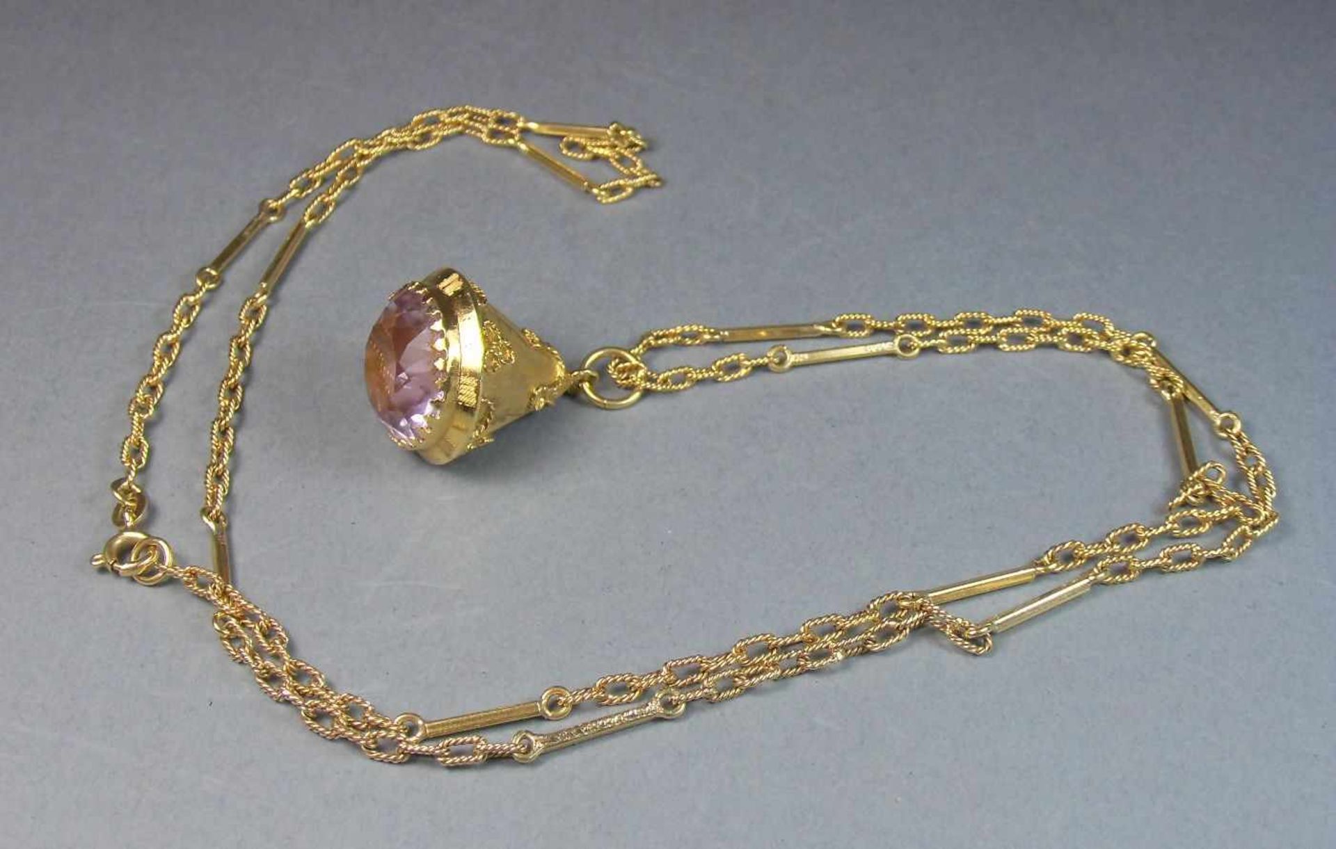 KETTE MIT ANHÄNGER in Kegelform / necklace and pendant, darin roséfarbener Edelstein, 750er Gelbgold