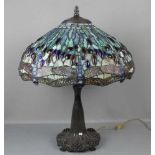 GROSSE LAMPE / TISCHLAMPE im Tiffany-Stil / lamp, 2. Hälfte 20. Jh.; Balusterschaft aus