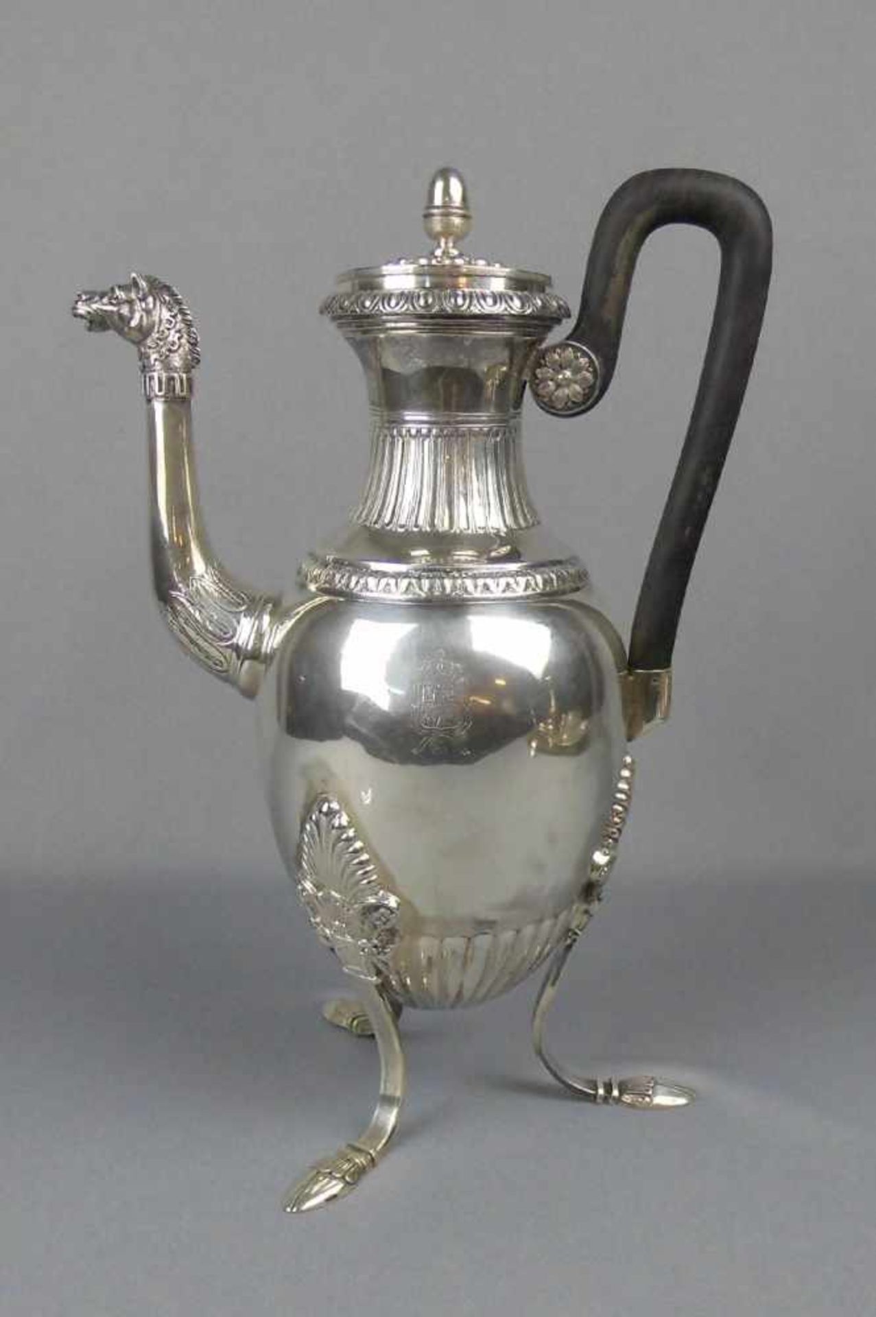PRÄCHTIGE EMPIRE KAFFEE - KANNE AUS ADELSBESITZ / silver empire coffee pot from nobility estates,