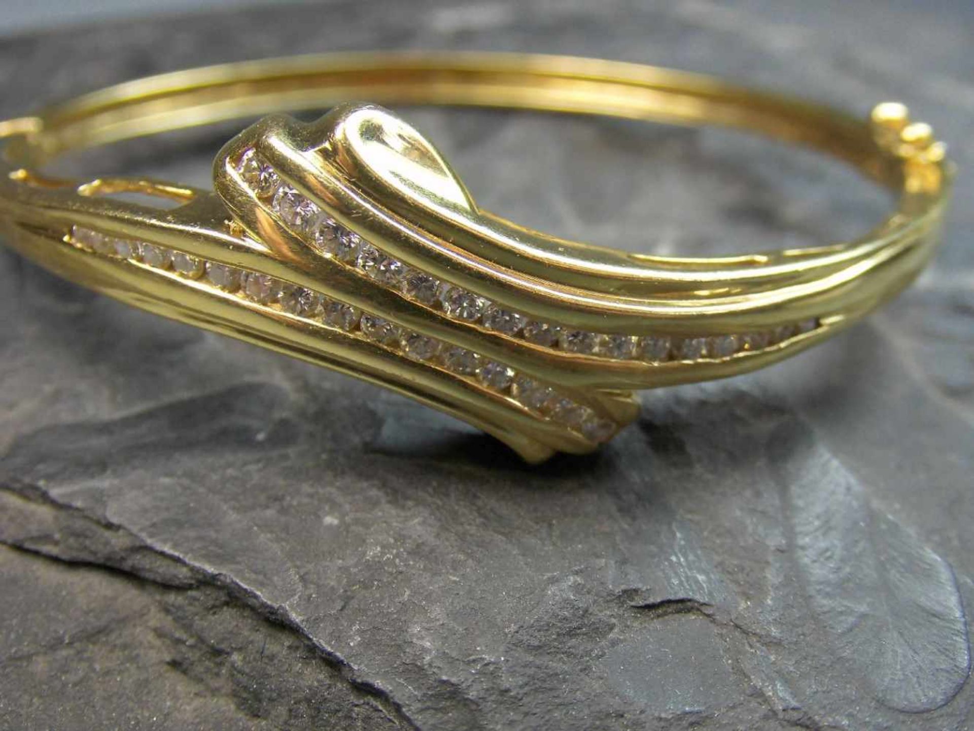 ARMREIF / bracelet, 750er Gelbgold (getestet), 21,1 g, verlaufend besetzt mit 32 Brillanten; - Image 2 of 4