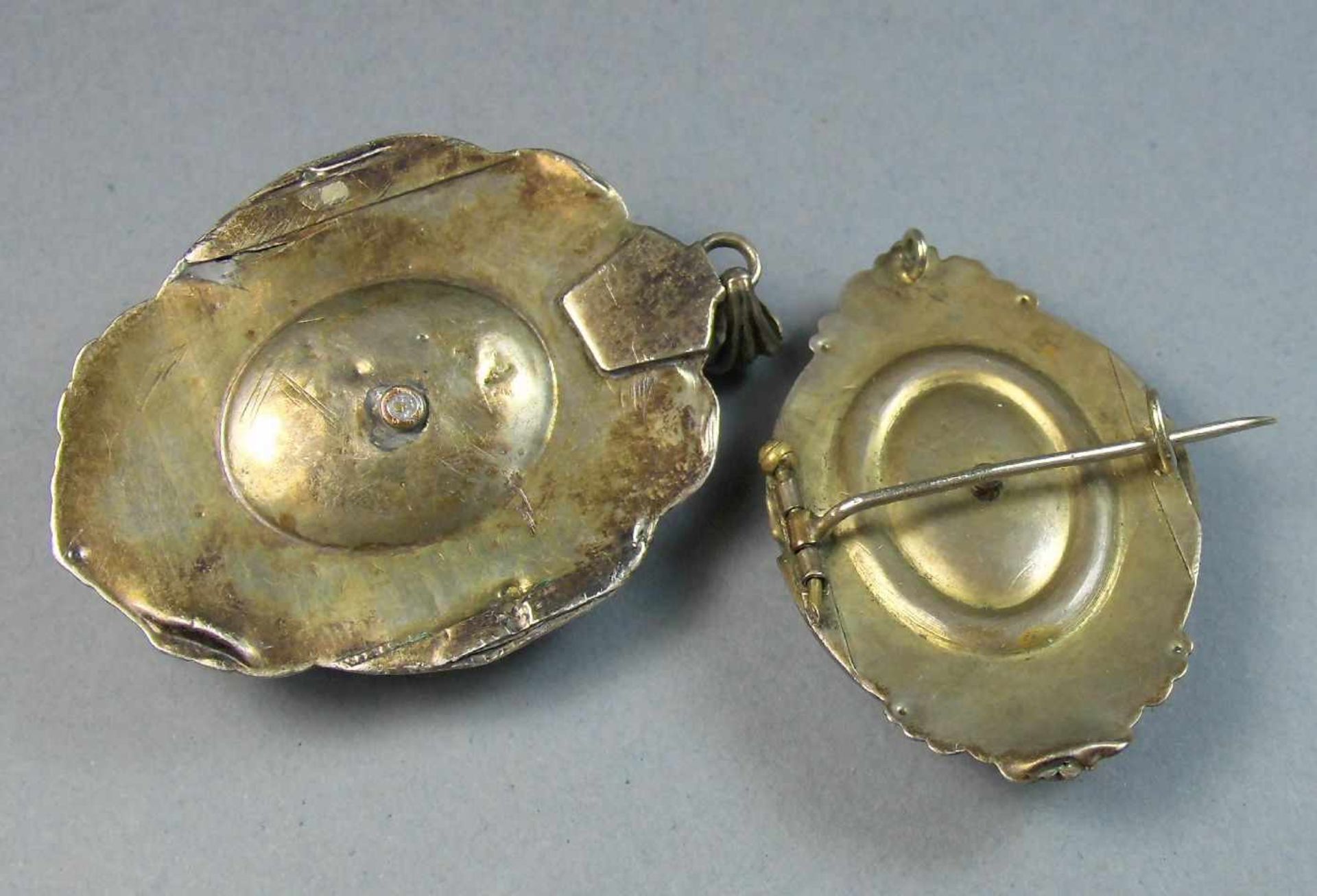 PAAR BIEDERMEIER - ANHÄNGER / pendants, Schaumgold mit Onyxplatte, um 1840; einmal mit Broschur. - Bild 3 aus 3