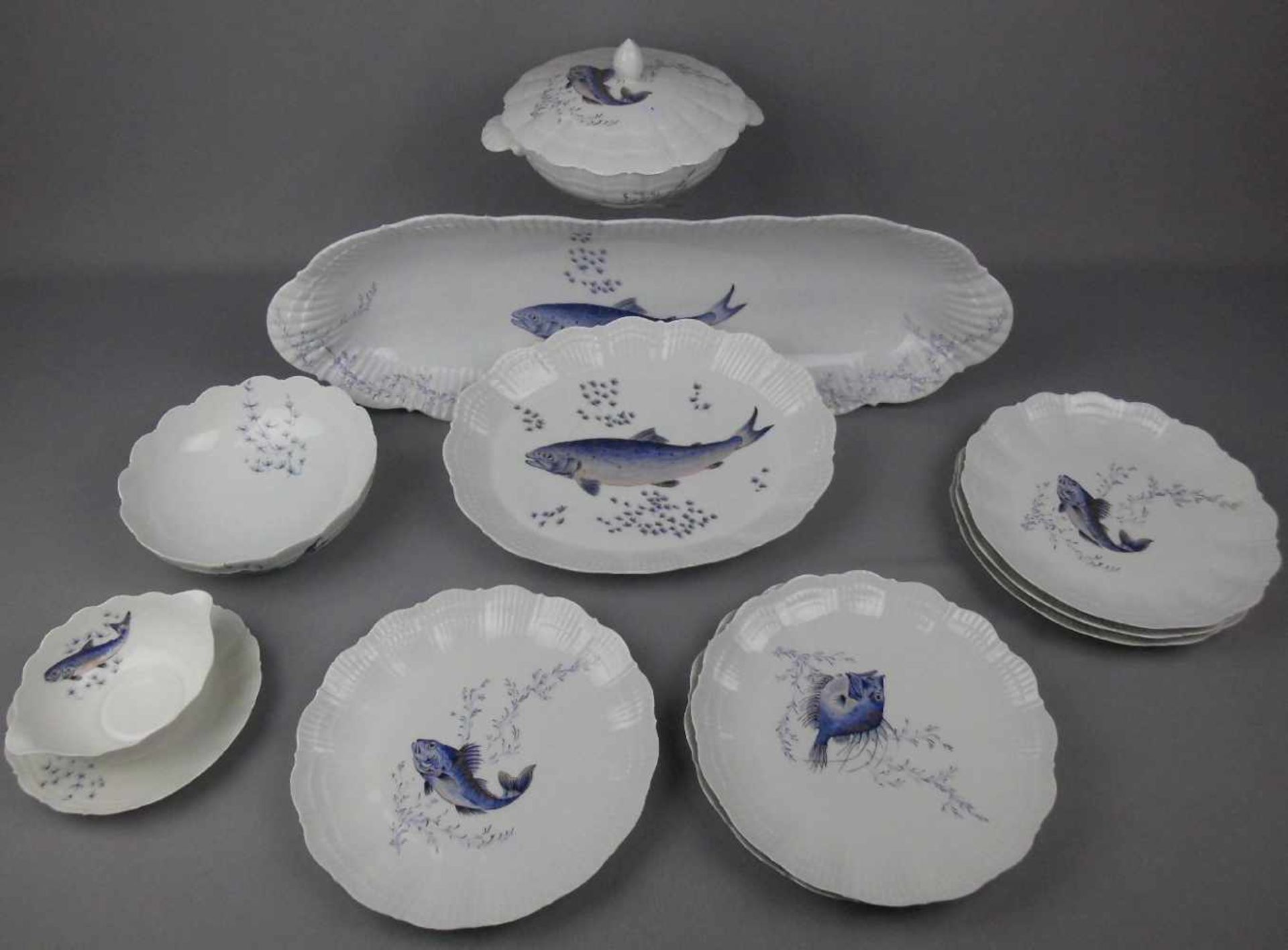 ERLESENES FISCH - SERVICE für 6 Personen / dinnerware for fish, Porzellan, Manufaktur A. Giraud &