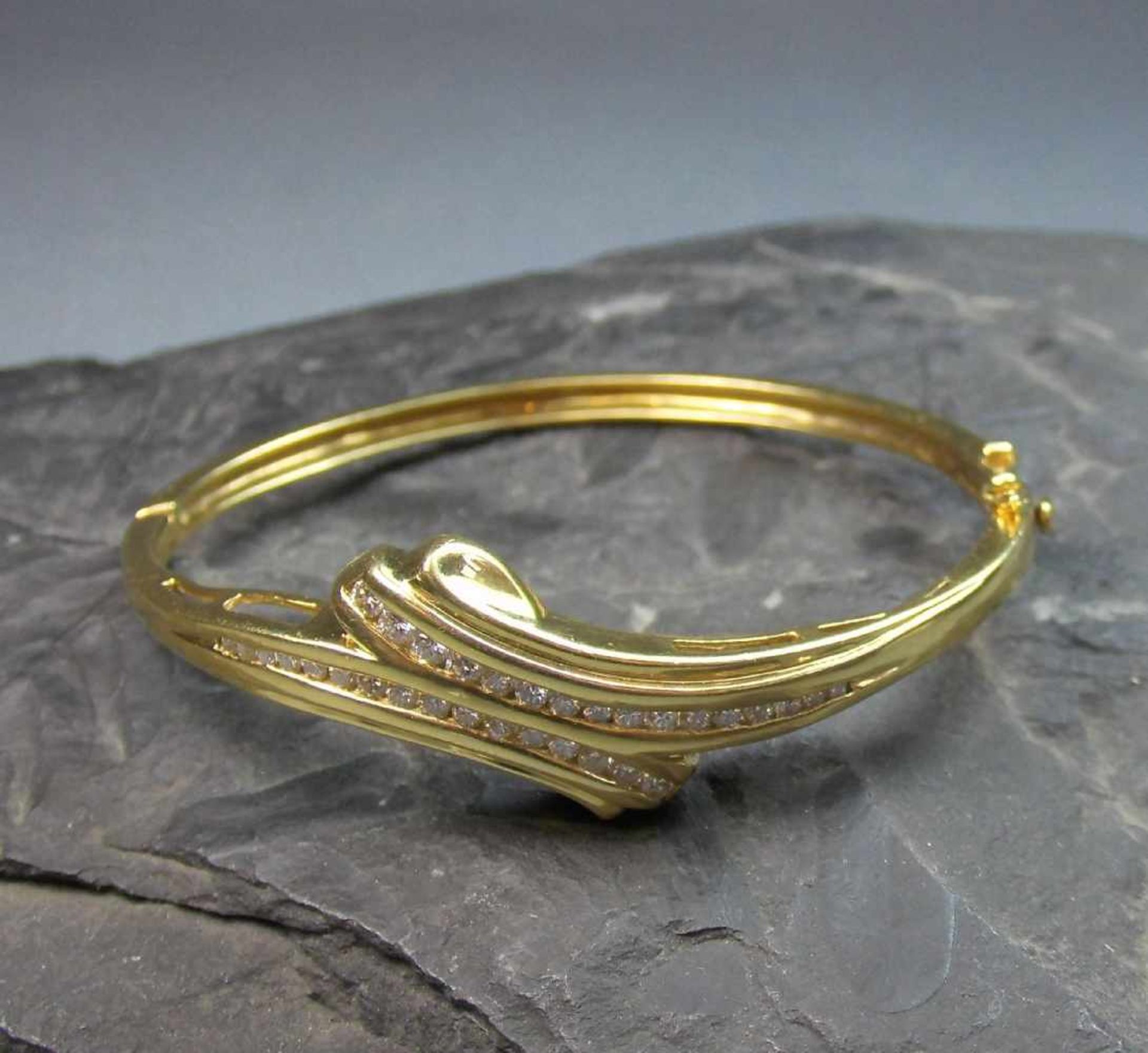 ARMREIF / bracelet, 750er Gelbgold (getestet), 21,1 g, verlaufend besetzt mit 32 Brillanten;