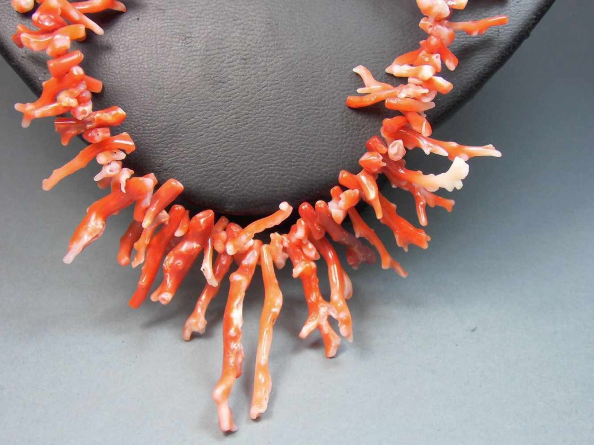 KORALLEN - KETTE / necklace, bestehend aus verlaufend gereihten Korallenästen unterschiedlicher - Image 2 of 3