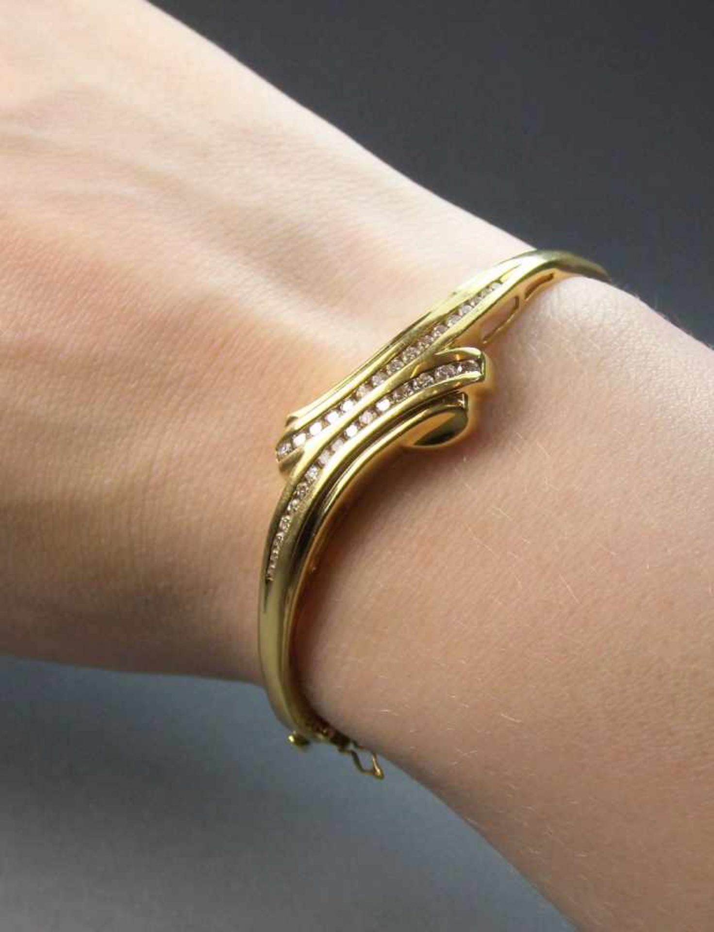 ARMREIF / bracelet, 750er Gelbgold (getestet), 21,1 g, verlaufend besetzt mit 32 Brillanten; - Image 4 of 4