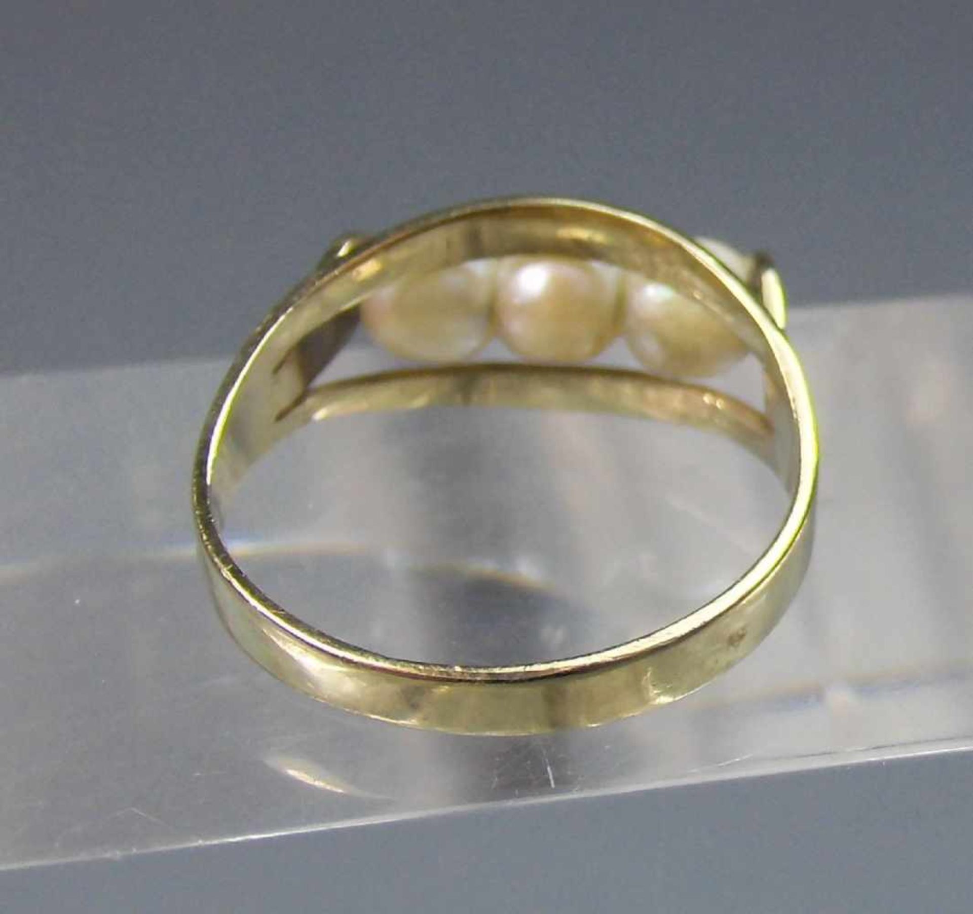 PERLEN - RING / RIVIÈRE - RING, 333er Gold (1,8 g), durchbrochene Ringkopfschiene besetzt mit 3 - Image 3 of 3