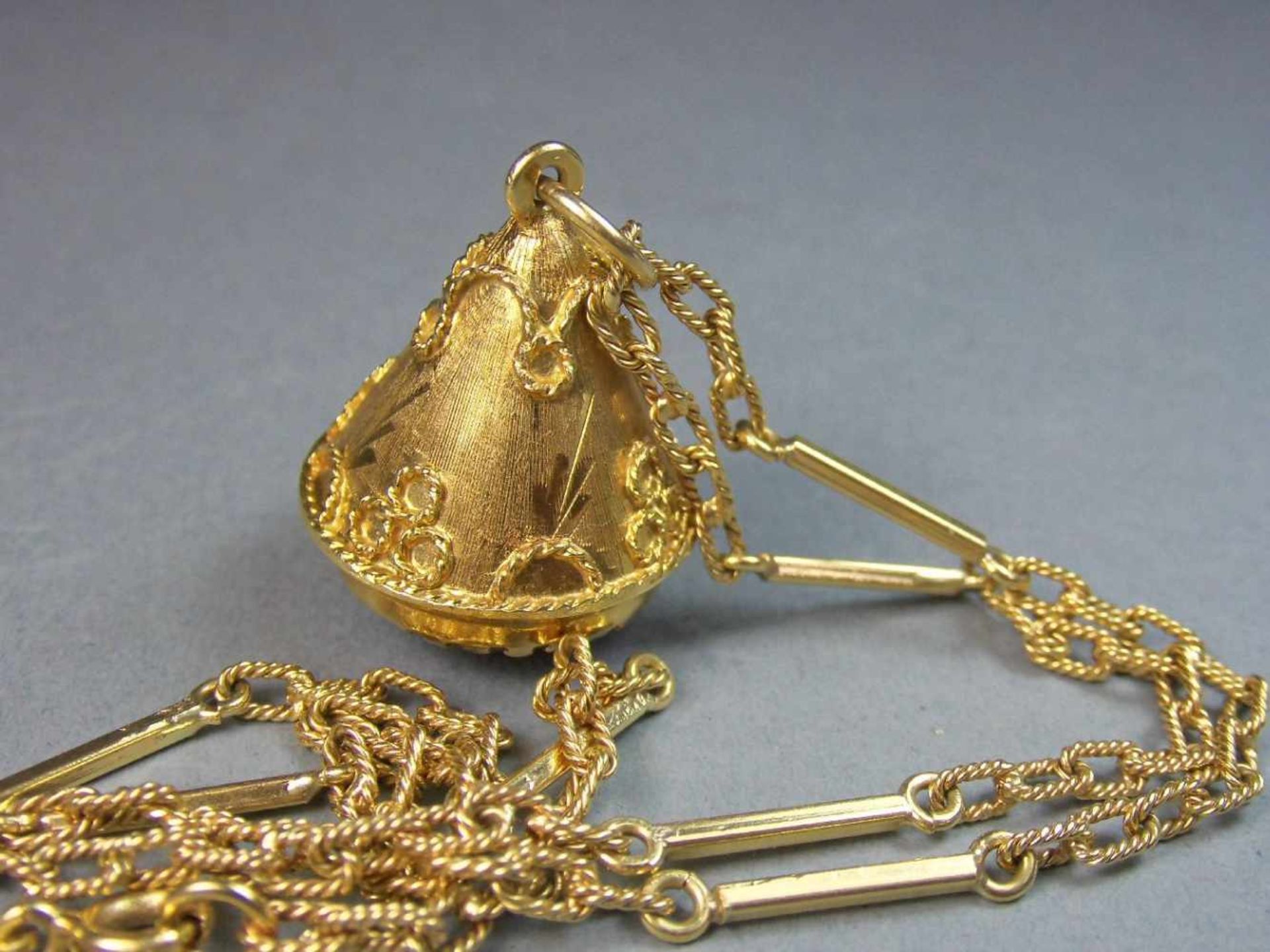 KETTE MIT ANHÄNGER in Kegelform / necklace and pendant, darin roséfarbener Edelstein, 750er Gelbgold - Image 4 of 4
