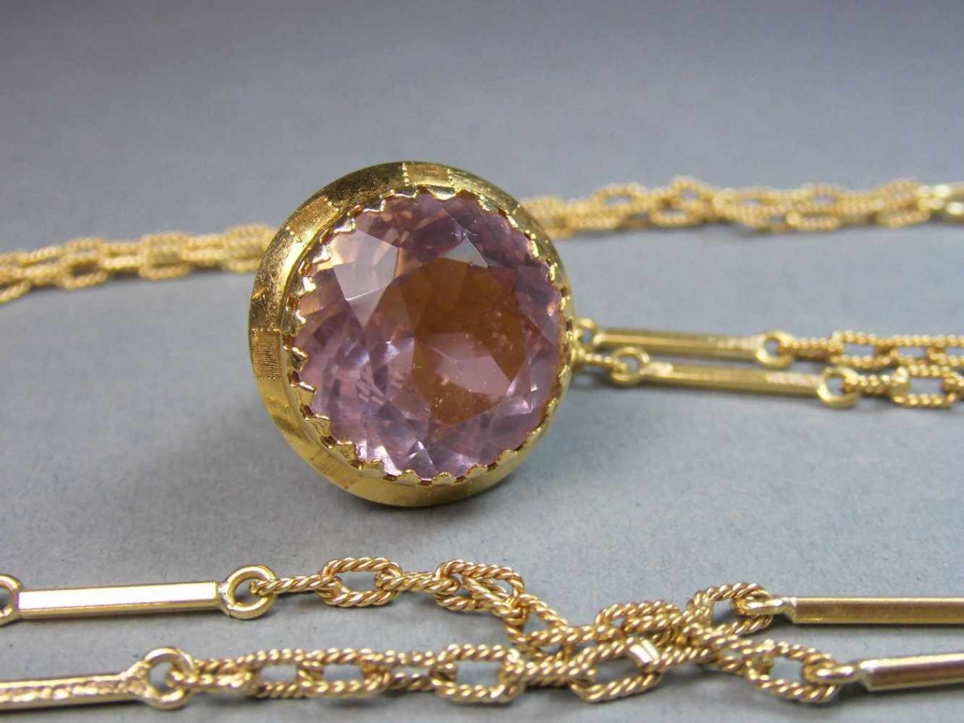 KETTE MIT ANHÄNGER in Kegelform / necklace and pendant, darin roséfarbener Edelstein, 750er Gelbgold - Image 2 of 4