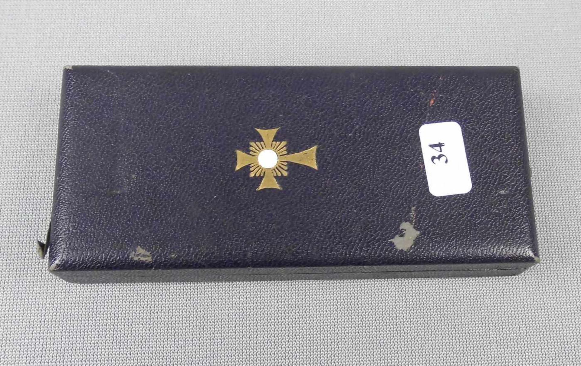 ORDEN / EHRENZEICHEN: "MUTTERKREUZ", Ausführung in Gold, WK II / "Drittes Reich", am Band und in - Image 4 of 4