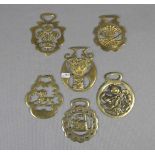 6 MESSINGBESCHLÄGE / MONTUREN FÜR ZAUMZEUG / ZAUMZEUGSCHMUCK / horsebrasses, England, 1. Hälfte