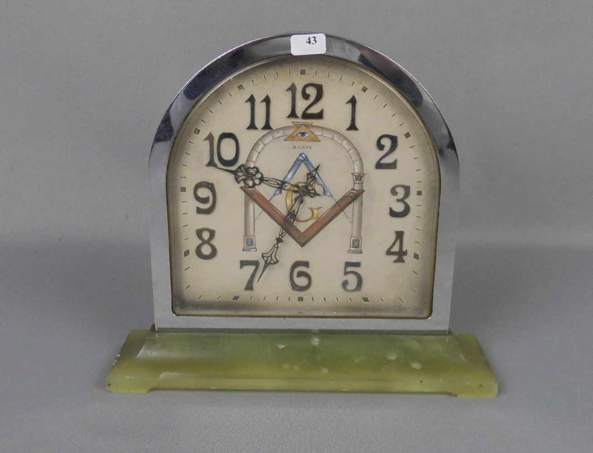 UHR / TISCHUHR MIT FREIMAURERMOTIVEN / masonic clock, Art déco, um 1920. Profilierter, grünlicher