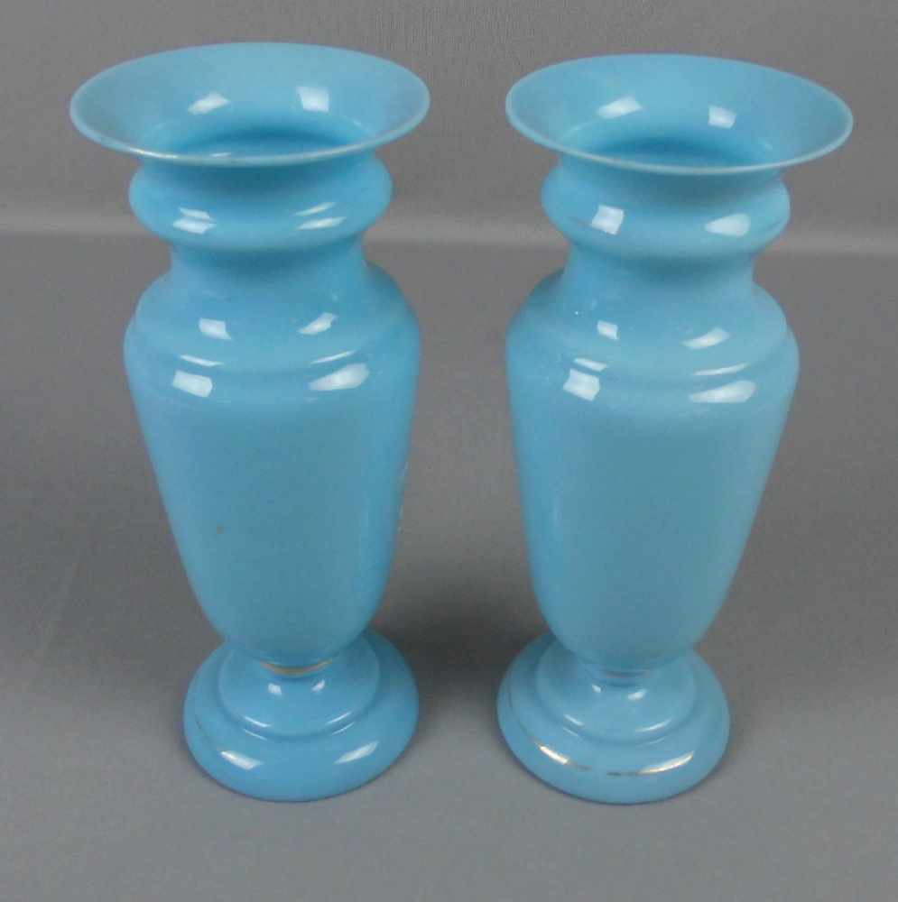 PAAR BIEDERMEIER - VASEN, hellblaues opakes Glas mit Kaltmalerei und Goldauflage. Balusterform mit - Image 3 of 4