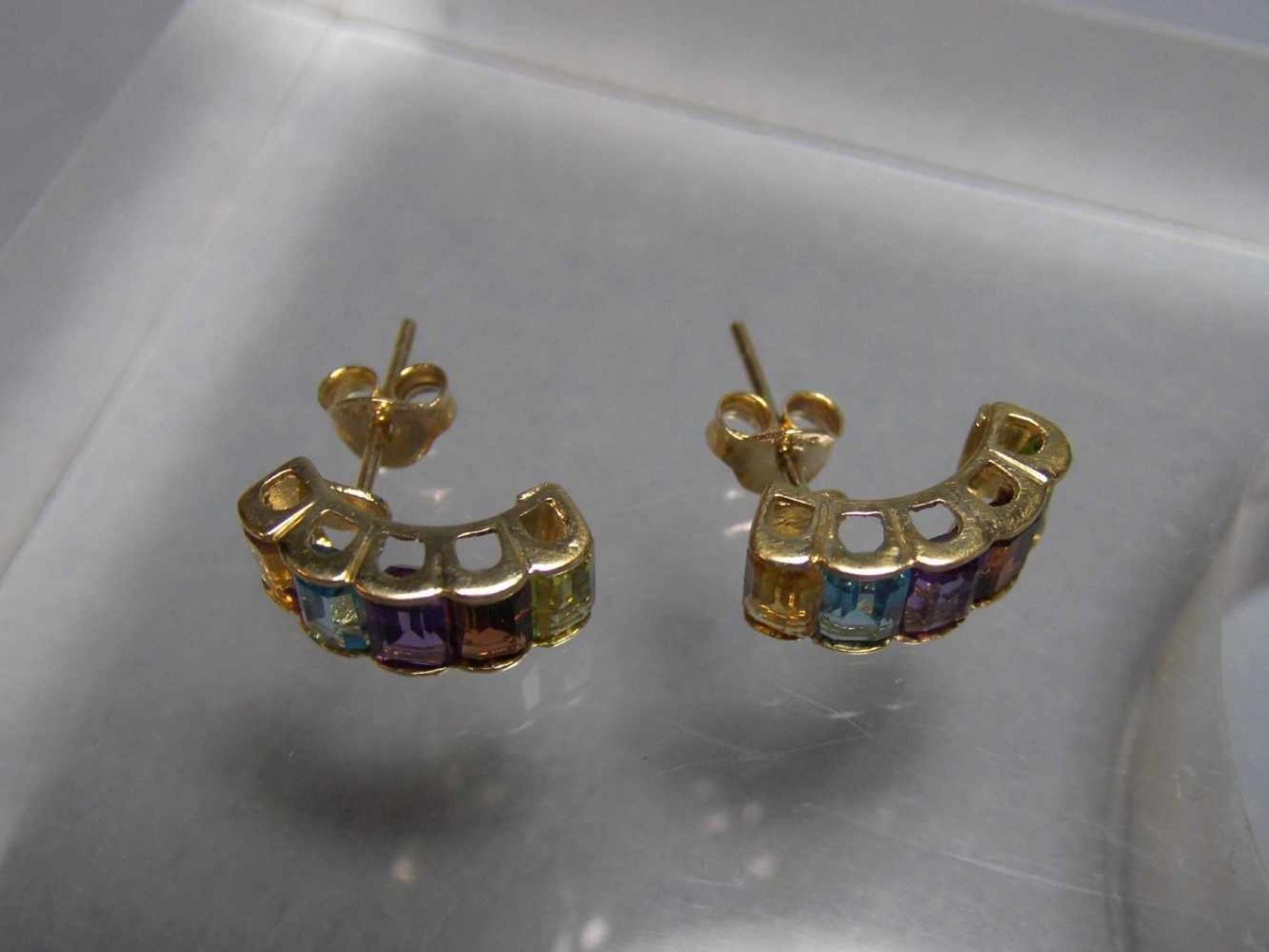 PAAR OHRSTECKER / earstuds, in 14 kt. Gelbgoldfassung (1,9 g), gebogt gearbeitet und besetzt mit - Image 2 of 2