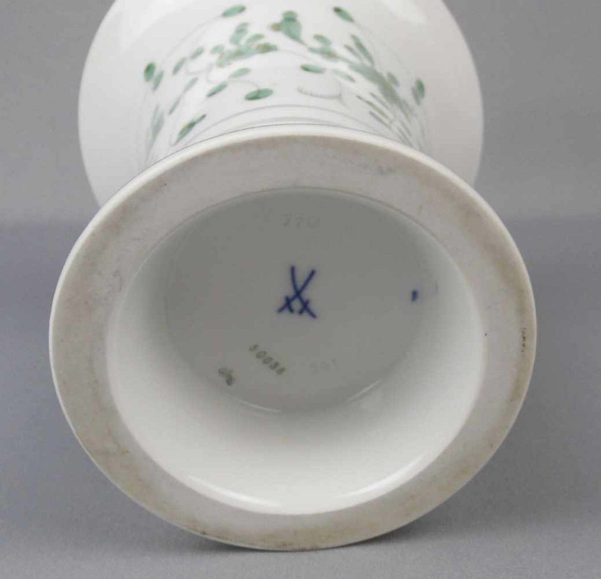 VASE, Porzellan, Manufaktur Meissen, unterglasurblaue Schwertermarke, Marke seit 1934 (1. Wahl) - Bild 4 aus 5