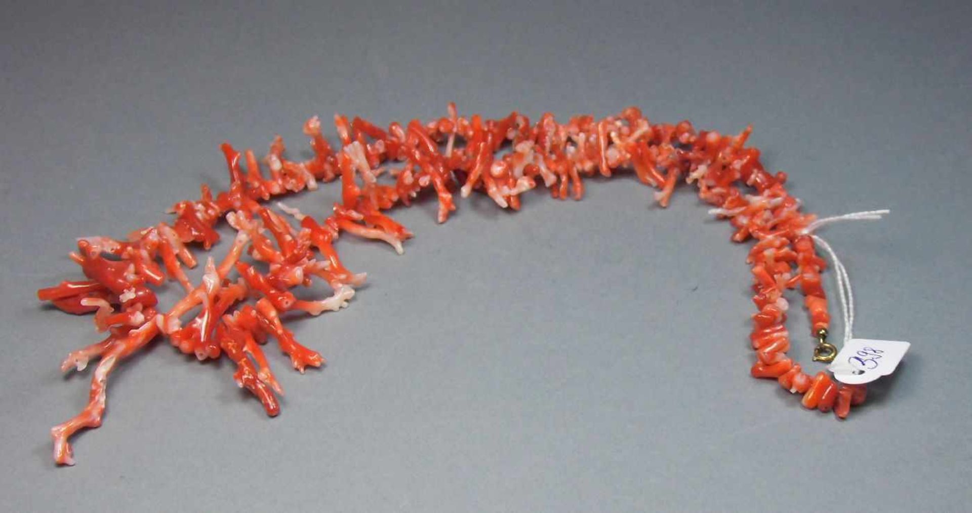 KORALLEN - KETTE / necklace, bestehend aus verlaufend gereihten Korallenästen unterschiedlicher - Image 3 of 3