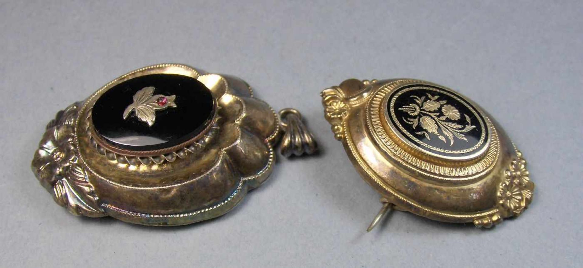 PAAR BIEDERMEIER - ANHÄNGER / pendants, Schaumgold mit Onyxplatte, um 1840; einmal mit Broschur. - Bild 2 aus 3