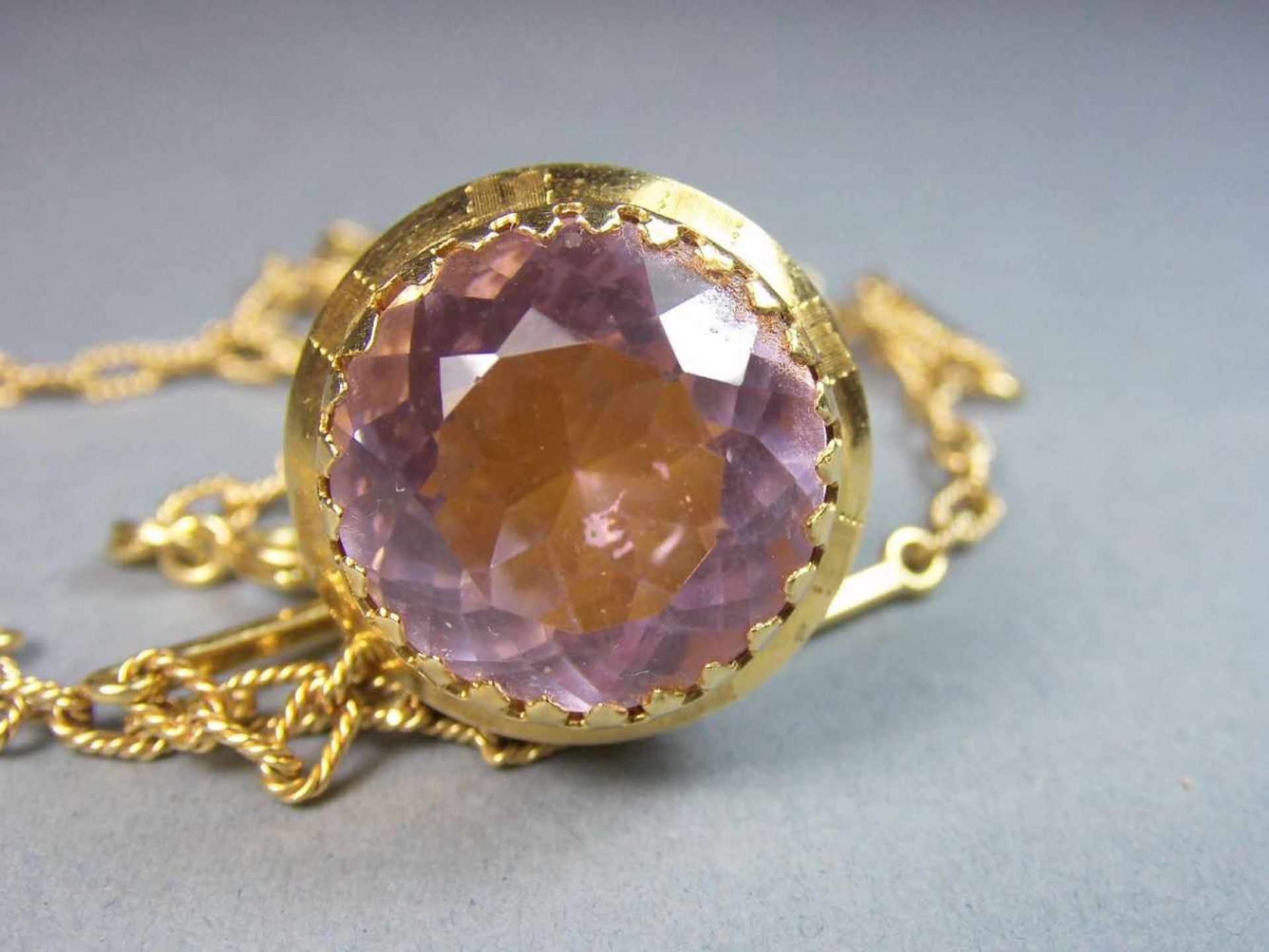 KETTE MIT ANHÄNGER in Kegelform / necklace and pendant, darin roséfarbener Edelstein, 750er Gelbgold - Image 3 of 4