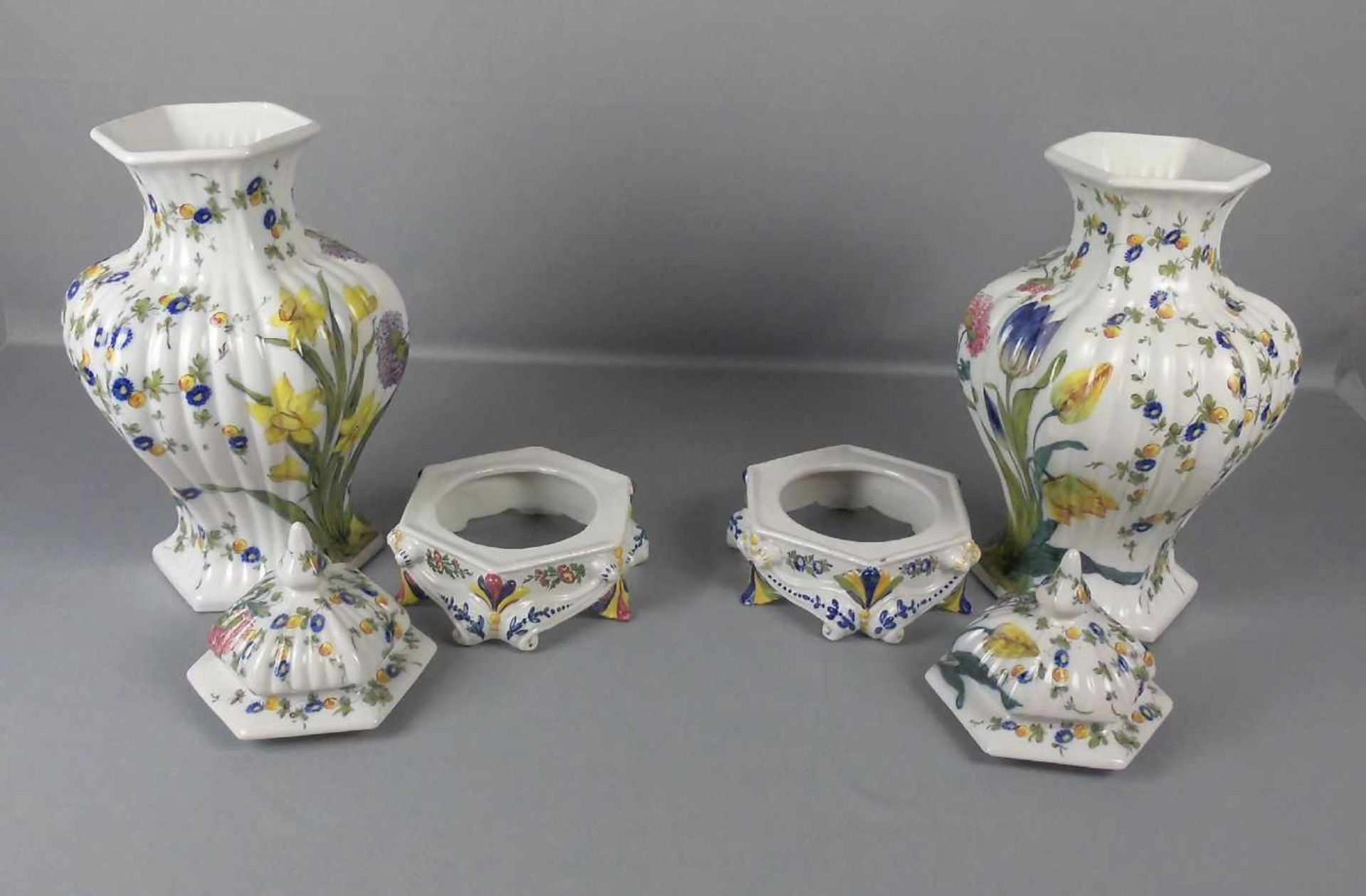 PAAR DECKELVASEN, Keramik unter dem Stand gemarkt mit Sternmotiv, dreiteilig gearbeitet mit - Image 3 of 4