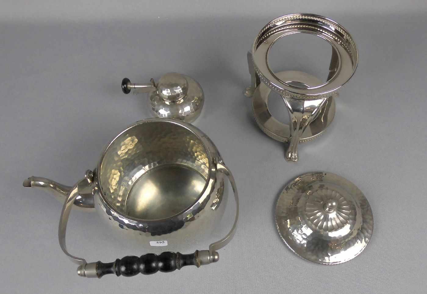 ART DÉCO - WASSERKESSEL / TEEKANNE MIT BRENNER / kettle, versilbertes Metall, unter dem Stand - Image 2 of 3