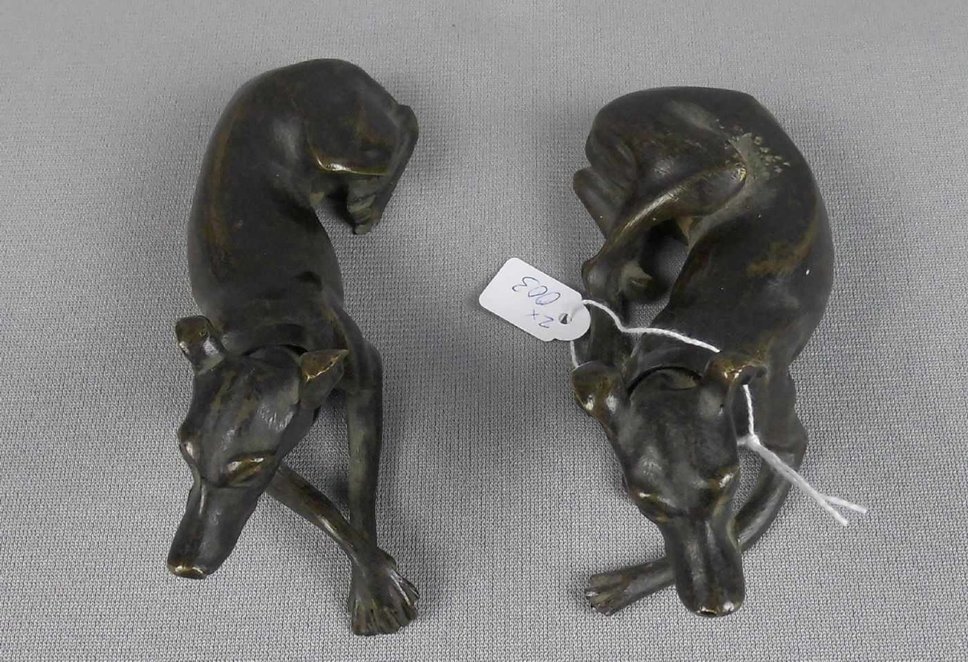 ANONYMUS (19./20. Jh.), Paar Skulpturen: "Liegende Windhunde", Bronze, dunkelbraun patiniert. Paar - Bild 2 aus 6