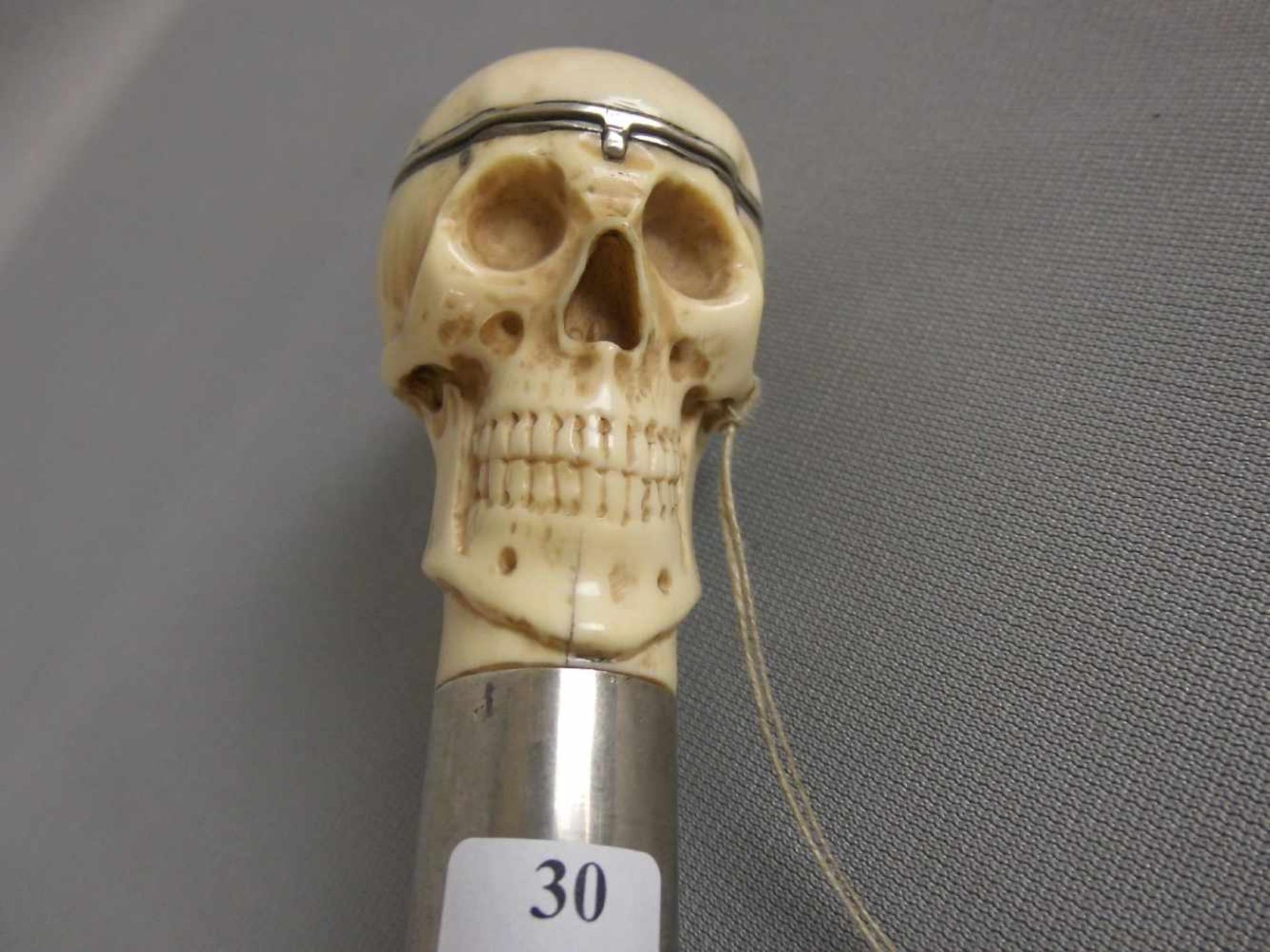 FIGÜRLICHER GEHSTOCK: SCHÄDEL MIT SCHWEIZER SPINDELTASCHENUHR. Elfenbein-Schädel / Memento mori, - Bild 2 aus 5