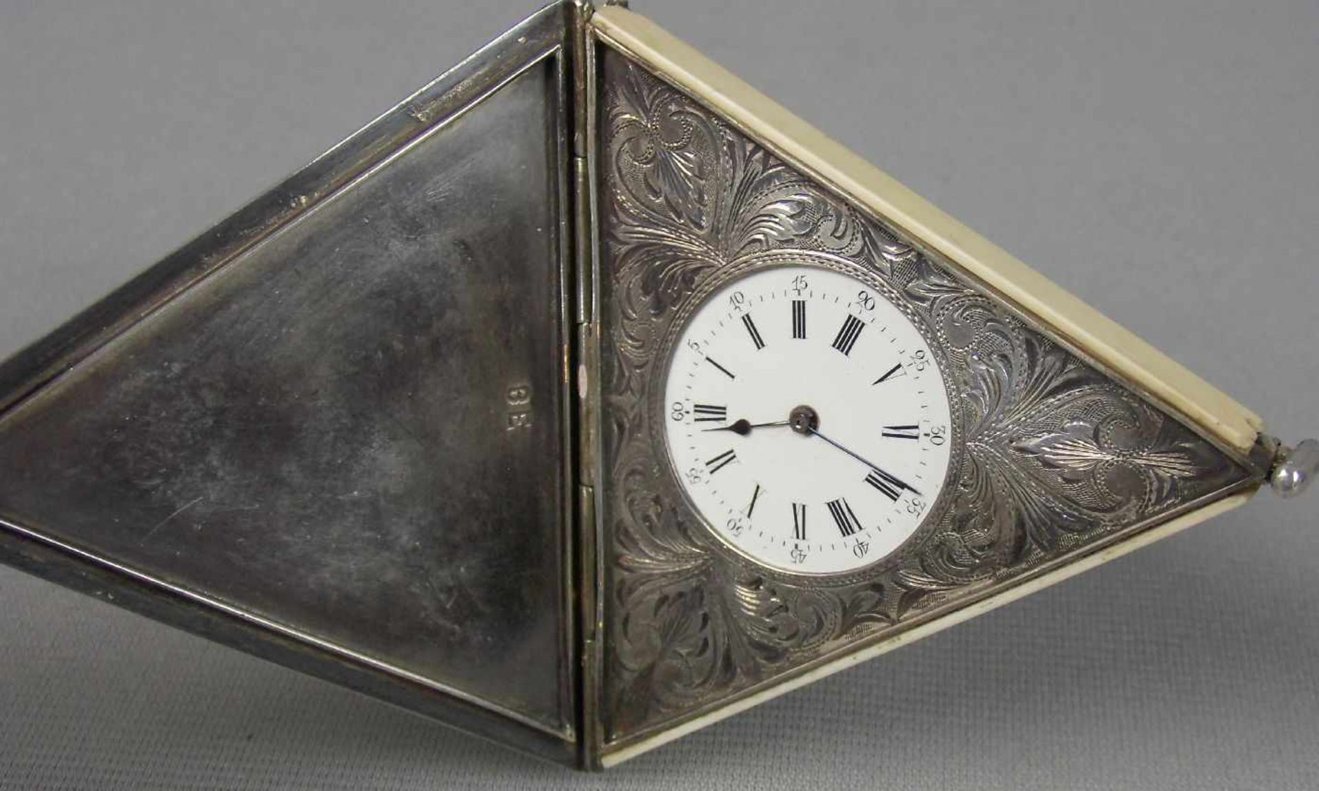 SILBERNE UHR ALS HÄNGEUHR, dreieckiges Gehäuse mit Bein, reich graviert. Werk um 1870 mit - Bild 7 aus 8