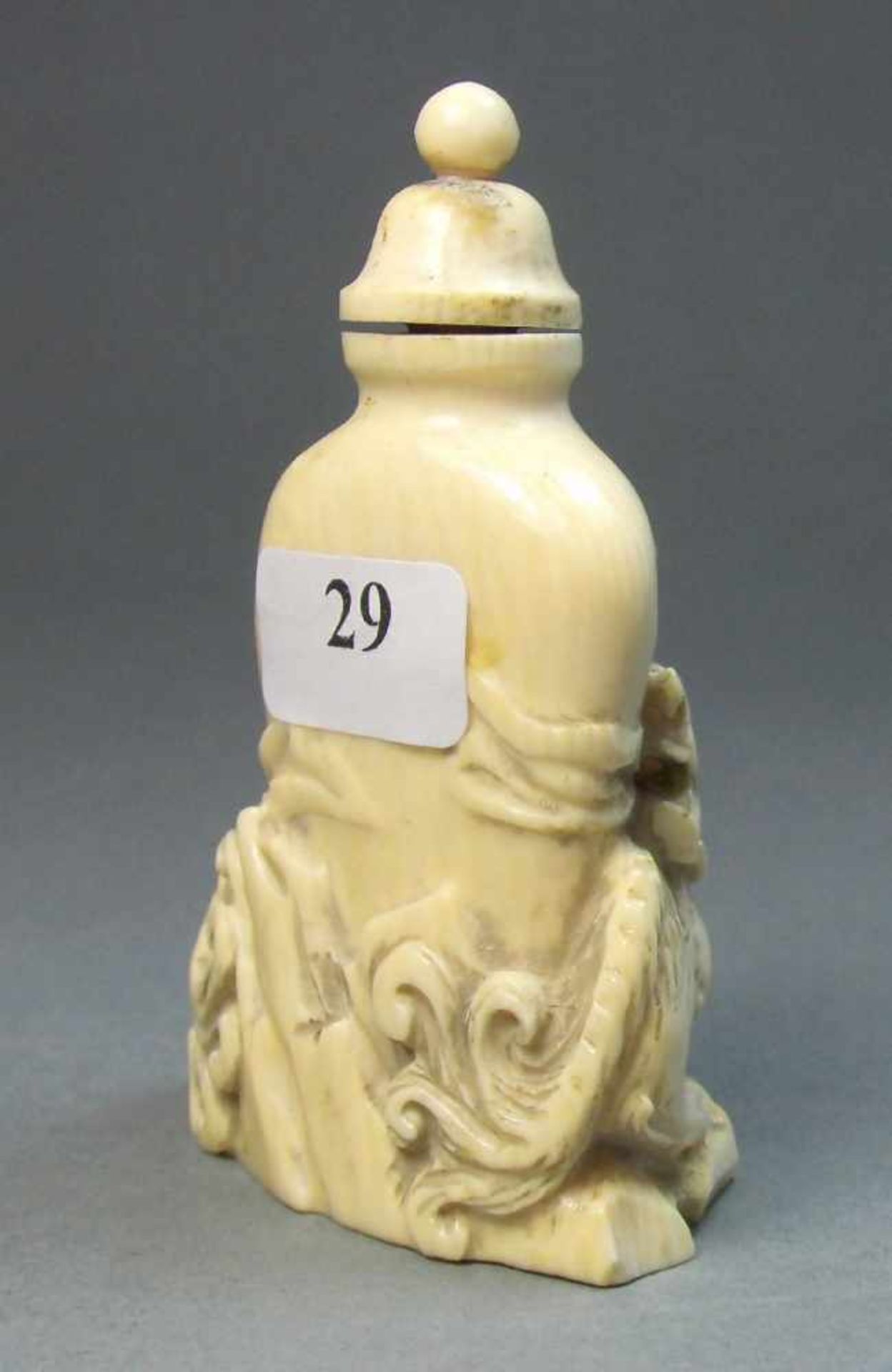 SNUFF BOTTLE / SCHNUPFTABAK-BEHÄLTER / TABAK-GEFÄSS mit Fo-Hunden. Elfenbein, reich geschnitzt. - Bild 3 aus 5