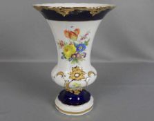 MEISSEN PRUNK - VASE, Porzellan, unterglasurblaue Schwertermarke, Marke seit 1934 (1. Wahl) sowie