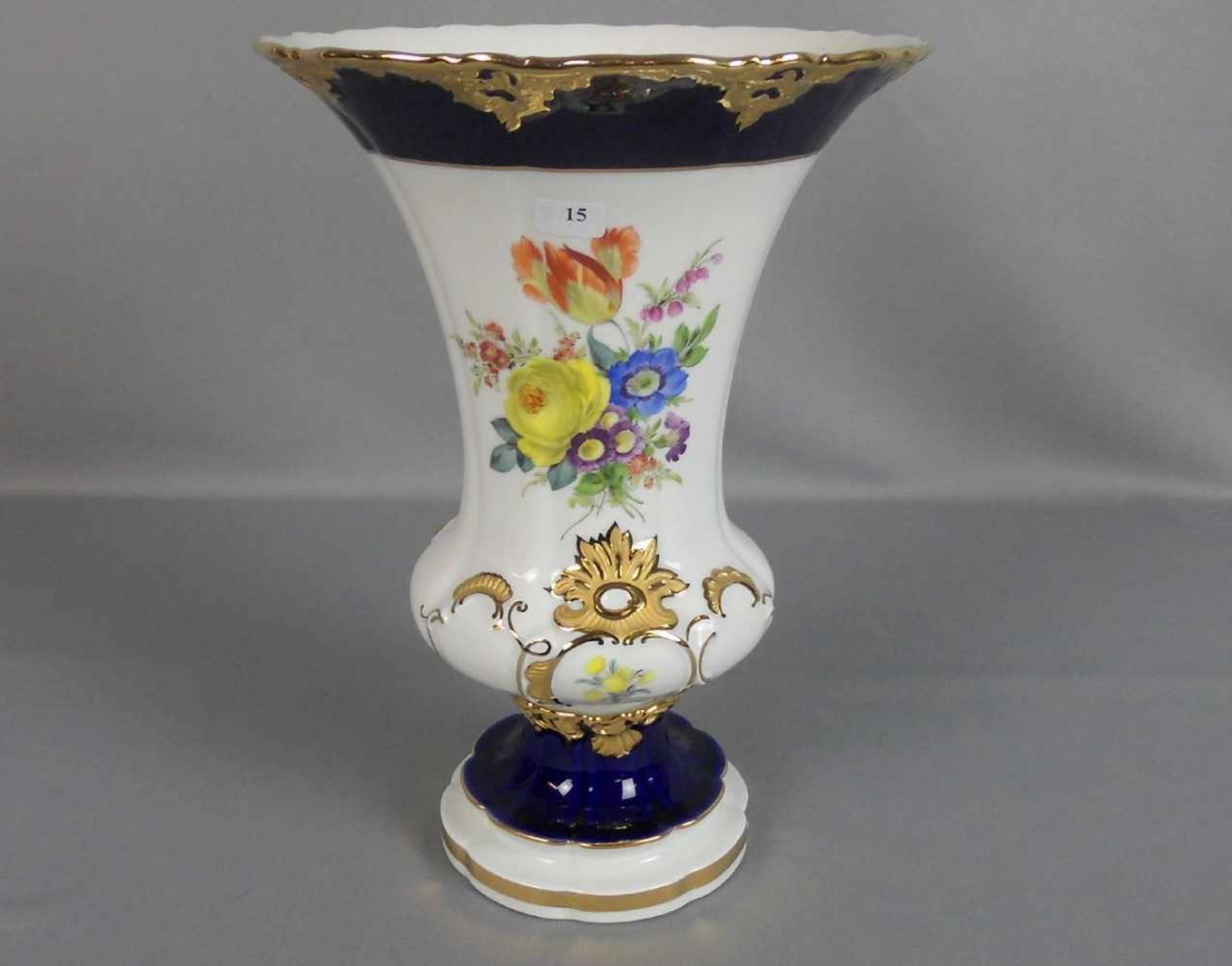 MEISSEN PRUNK - VASE, Porzellan, unterglasurblaue Schwertermarke, Marke seit 1934 (1. Wahl) sowie