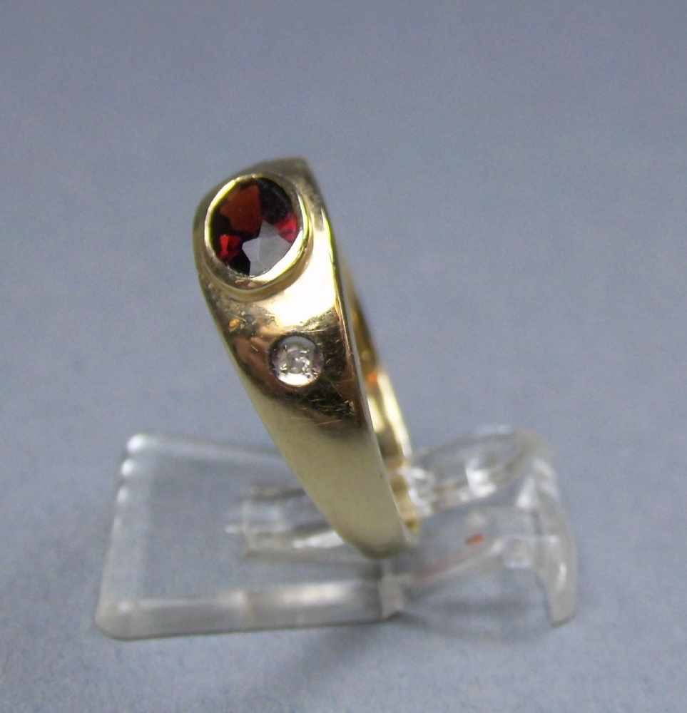 RING, 585er Gold (1,9 g), besetzt mit einem oval-facettiert geschliffenem Rubin; flankiert von - Image 2 of 3