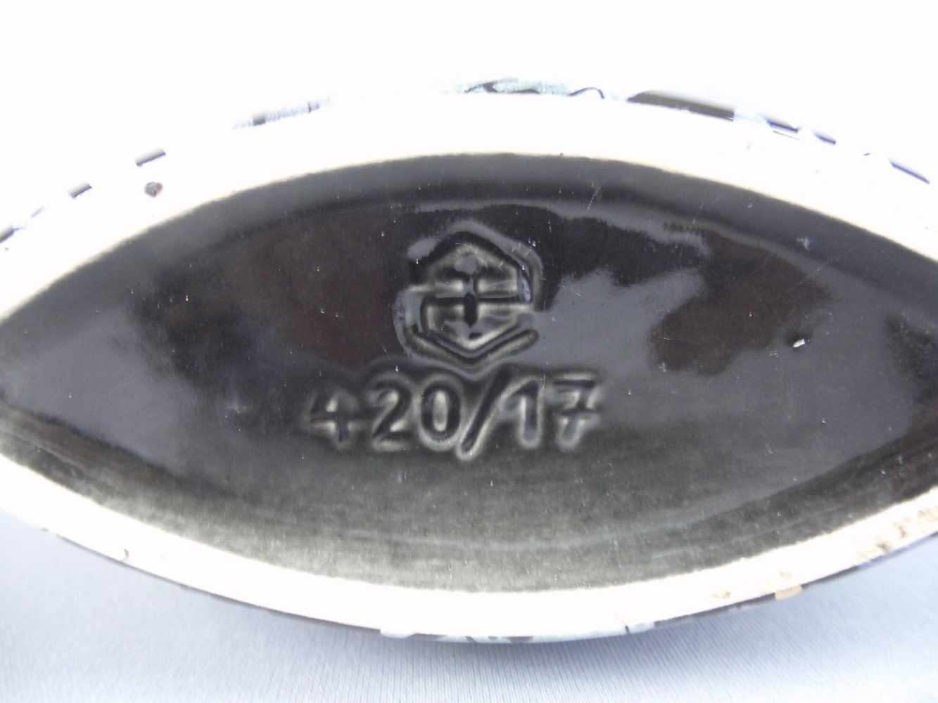 VASE, Keramik, schiffchenförmiger Stand mit gebauchter Wandung, schwarze Glasur mit Spritzdekor in - Image 3 of 4