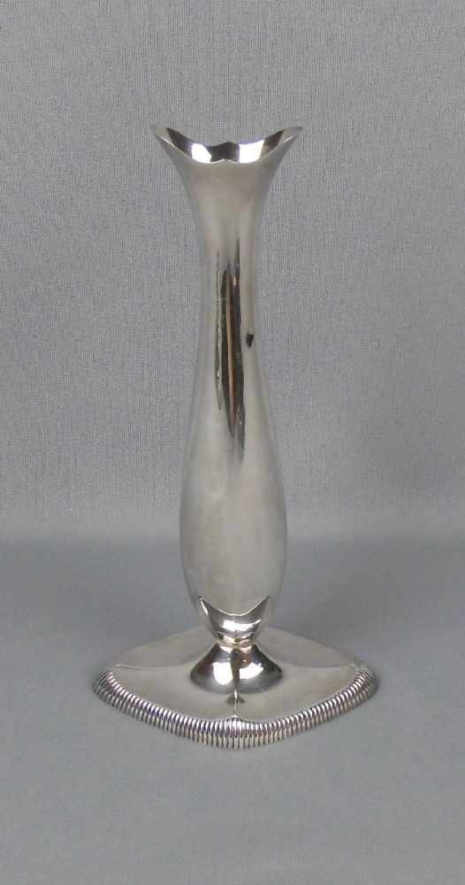 Vase, 830er Silber (mit beschwertem Fuß 212 g). Gebauchte und polygonal gebrochene Form mit