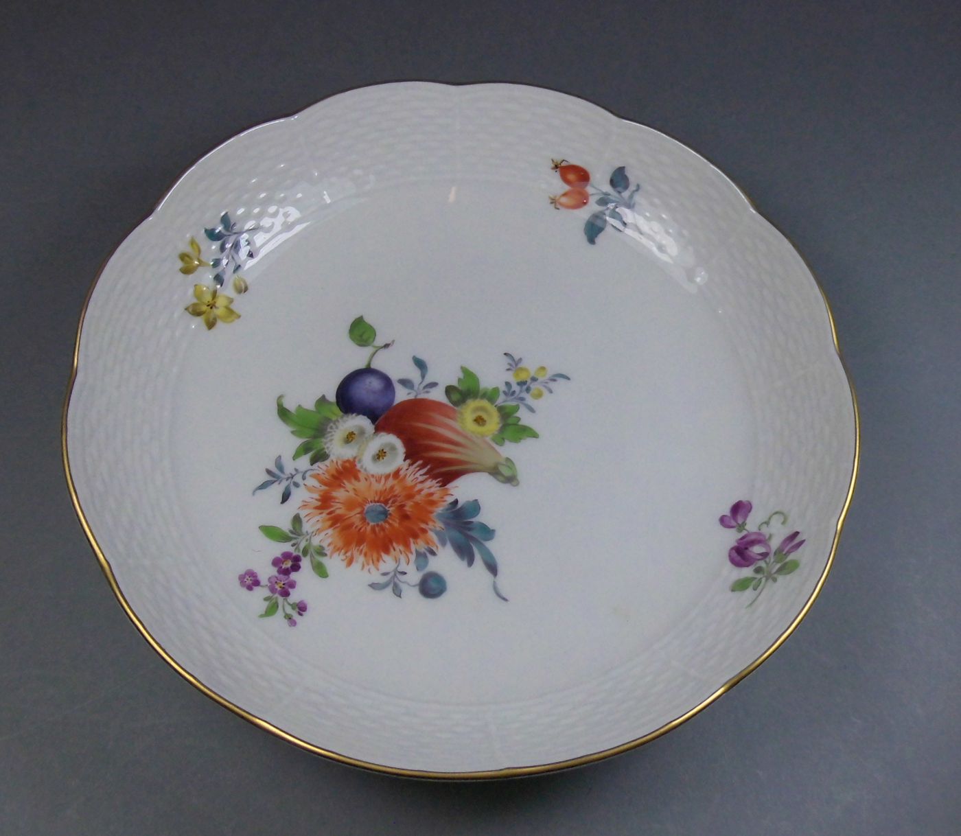 TASSE UND UNTERTASSE MIT FRUCHT- UND BLÜTENMOTIVEN, Porzellan, Manufaktur Meissen, - Image 7 of 7